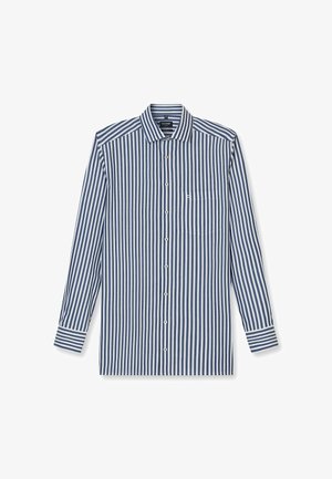 Gestreepte overhemd in marineblauw en wit, met een knoopsluiting en een puntige kraag, en een enkele borstzak. Lange mouwen met contrasterende boorden.