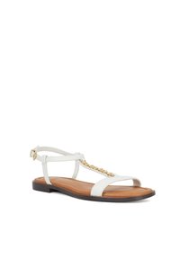 Witte platte sandalen met een T-band ontwerp, van glad leer, verstelbare enkelgesp en een gouden kettingaccent in het midden.