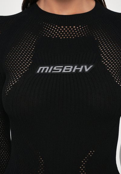 Top en tricot noir avec une texture côtelée et des détails en mesh sur les épaules, orné d'un logo "MISBHV" centré en une élégante police argentée.