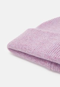 Gorro de malha em lavanda claro com textura canelada, apresentando uma dobradura na beira e uma aparência suave e quente.