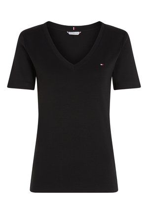 Melns T-krekls ar īsām piedurknēm un V veida izgriezumu, ar maziņu Tommy Hilfiger logotipu kreisajā krūtīs.