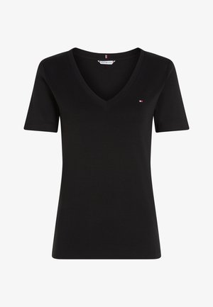 Melns T-krekls ar īsām piedurknēm un V veida izgriezumu, ar maziņu Tommy Hilfiger logotipu kreisajā krūtīs.