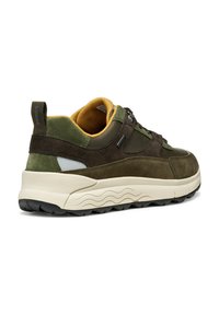 Sneaker in suede verde oliva e marrone con suola beige, fodera interna in rete, linguetta e chiusura con lacci, mostrato di lato su sfondo bianco.
