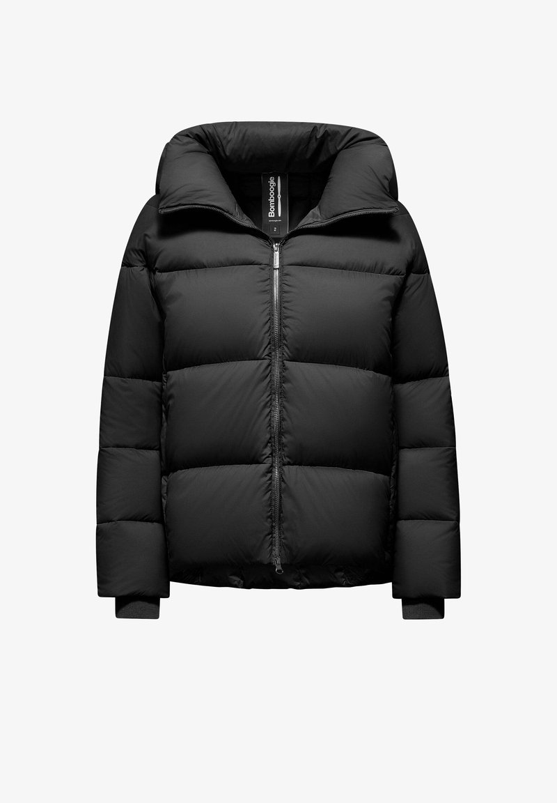 Zwarte pufferjack met hoge kraag, ritssluiting aan de voorkant en geribbelde mouwen. Beschikt over een gewatteerd ontwerp met opvallende horizontale secties.