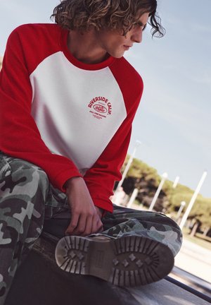 PULL&BEAR, RAGLAN SLEEVE WAFFLE-KNIT - LONG SLEEVE T-SHIRT - T-shirt à manches longues - red