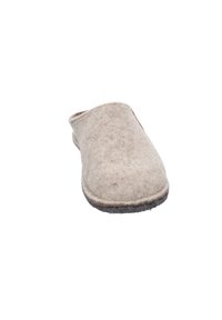 Beige Filzschuh mit abgerundetem Zehenbereich und offener Ferse. Mit einer strukturierten Oberfläche und einer kontrastierenden dunklen Gummisohle. Minimalistisches Design.