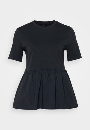 Czarna koszulka z krótkimi rękawami, okrągłym dekoltem i ściągniętym, zebranym stanem, prowadzącym do rozszerzającego się dołu w kształcie peplum. Miękka tekstura materiału.