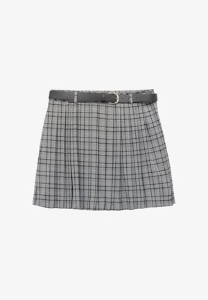 Grijze geplooide minirok met zwart ruitpatroon en een zwarte riem met een zilveren gesp in de taille.
