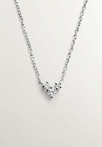 Collar de plata con una cadena enlazada que presenta tres cristales brillantes de diferentes tamaños dispuestos en un diseño en forma de V.