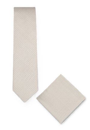 Beige strukturierte Krawatte kombiniert mit einem passenden Einstecktuch, auf weißem Hintergrund präsentiert.