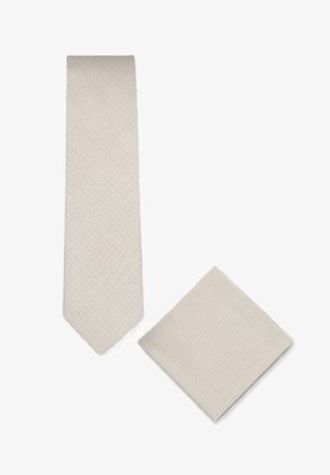 Beige strukturierte Krawatte kombiniert mit einem passenden Einstecktuch, auf weißem Hintergrund präsentiert.