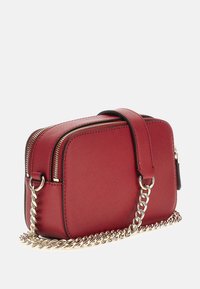 Guess NOELLE CROSSBODY CAMERA - Borsa a tracolla - rot