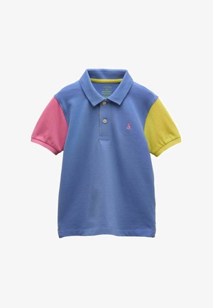 Lühikeste varrukatega polo-särk sinise kere, roosa vasaku varruka, kollase parema varruka, kahe nupu ja väikese roosa logoga rinnal.