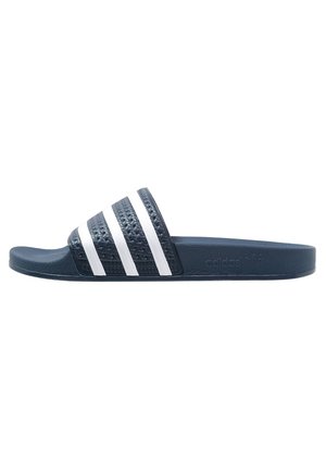 Sandale slide Adidas bleu foncé avec trois bandes blanches sur la bride supérieure et une semelle intérieure texturée.