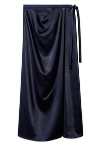 Gonna di raso blu navy, caratterizzata da tessuto drappeggiato, un nodo in vita e una texture liscia, con un design lungo fino al pavimento e una lucentezza sottile.