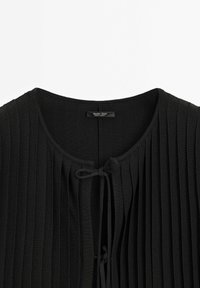 Cardigan noir en maille côtelée avec encolure ronde et deux liens à l'avant, étiqueté Massimo Dutti, fabriqué en Turquie.