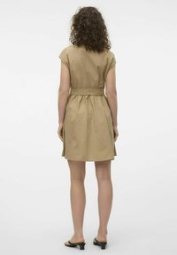 Abito a maniche corte con cintura in tessuto khaki. Presenta un design semplice con orlo svasato e una texture liscia. Lunghezza al ginocchio, vista posteriore mostrata.