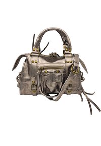 Sac à main en métal argenté avec double poignées, une sangle amovible, des clous proéminents et une poche zippée à l'avant. Fini en cuir texturé.