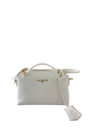 Borsa a mano in pelle bianca con cerniera dorata e logo, manico superiore e tracolla estensibile in pelle con etichetta decorativa all'estremità.