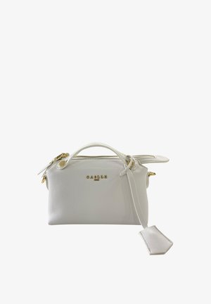 Borsa a mano in pelle bianca con cerniera dorata e logo, manico superiore e tracolla estensibile in pelle con etichetta decorativa all'estremità.