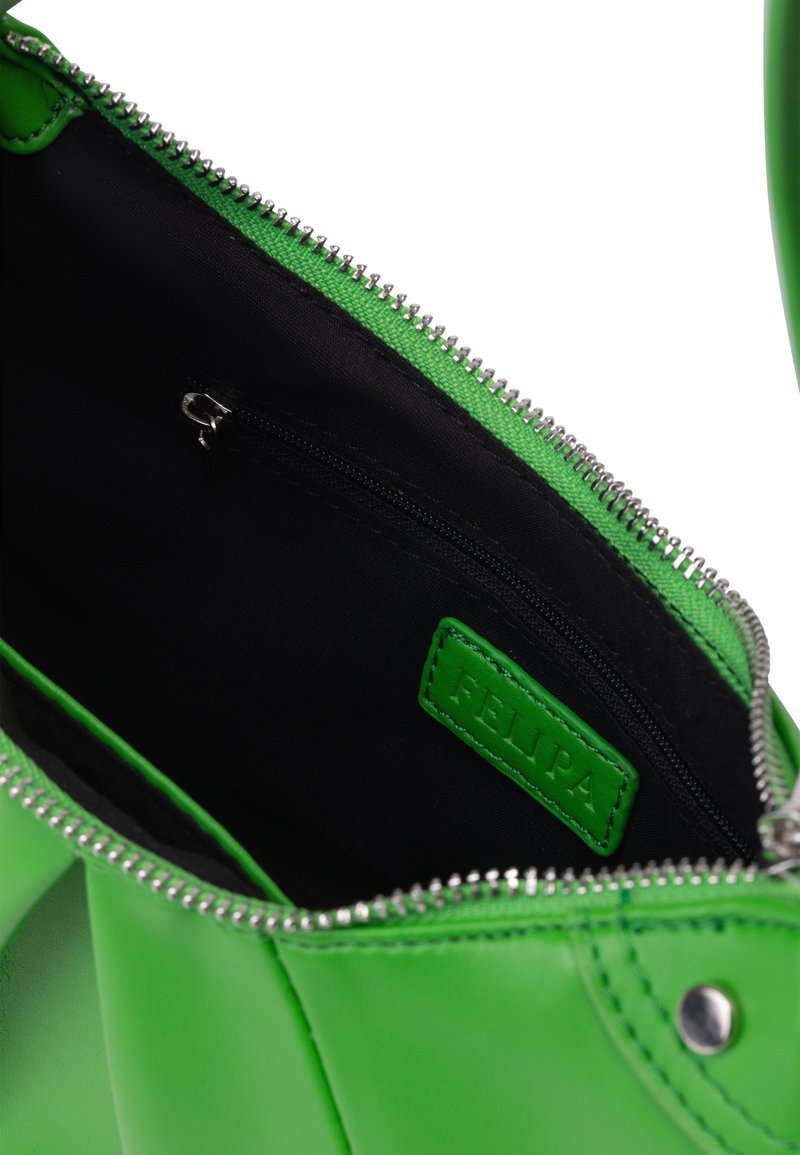 Grüner Leder-Handtascheninnenraum mit einem schwarzen Futter, ausgestattet mit einer Reißverschlusstasche, silberner Reißverschlussbeschläge und einem grünen Markenlabel.