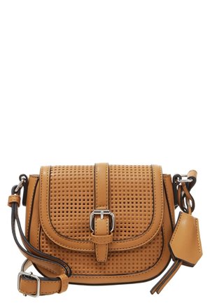 Bolso bandolera de cuero color cuero tostado con patrones cuadrados perforados, correa con hebilla en el frente, correa ajustable para el hombro y etiqueta decorativa de cuero.