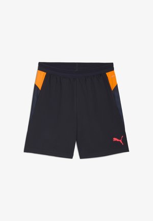 Marineblaue Sportshorts mit orangefarbenen und schwarzen Seitenpanelen. Sie verfügen über einen breiten elastischen Bund und ein pinkes Puma-Logo auf der linken unteren Seite.