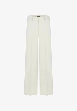 Weite Hose aus einem hellen Creme-Stoff mit hoher Taille, subtilen Falten und glatter Textur, die ein maßgeschneidertes Design betont.