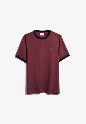 Burgundowa bawełniana koszulka z granatowym prążkowanym dekoltem i rękawami; na piersi znajduje się mały złoty emblemat. Prosty design, krótkie rękawy.