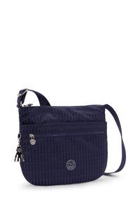 Borsa a tracolla blu navy realizzata in nylon strutturato, con tasca anteriore con zip, tracolla regolabile e un ciondolo decorativo.
