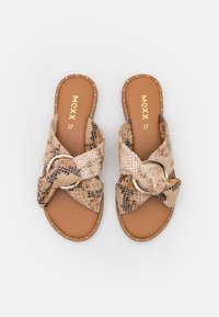 Białe klapki z węża syntetycznego z wiązanym paskiem u góry, z złotym okrągłym akcentem oraz stópkiem w kolorze brązowym ozdobionym ćwiekami. Rozmiar 37.