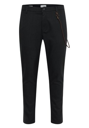 Svarta byxor med slim fit, tillverkade av strukturerad tyg. Har en framknapp, bälteshängare och en brun accentrem.