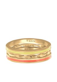 Goldfarbene Stapelring-Set mit vier Ringen: ein glatter, drei mit bunten Akzenten in Pink, Gelb und gedrehtem Design. Markiert 925 Ag.