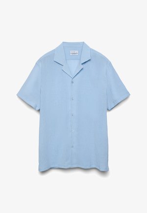 Camicia azzurra a maniche corte con bottoni e vestibilità comoda, con colletto stile camp, mostrata su sfondo bianco.