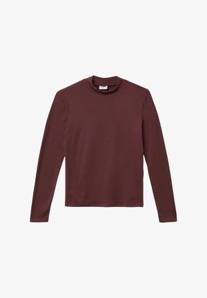 Tamsiai rudos spalvos, ilgomis rankovėmis, su apvaliu kaklu, aptemptas golfo tipo marškinis su paprastu dizainu, padėtas ant balto fono.