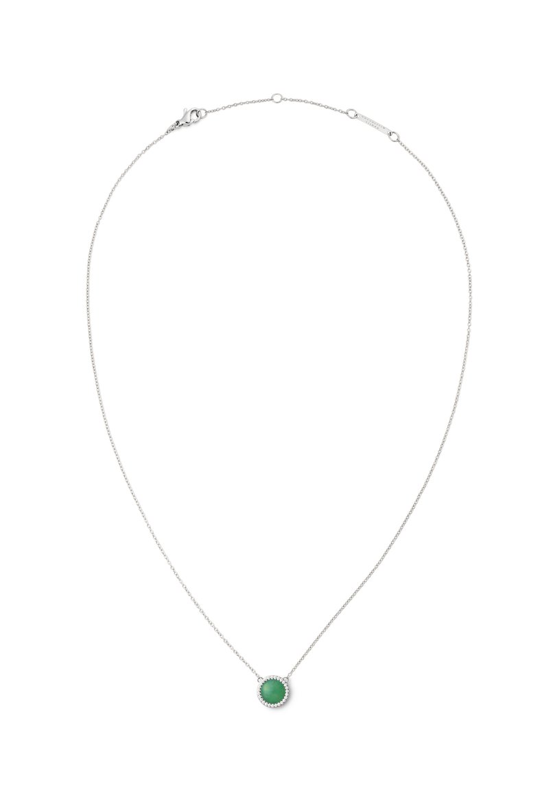 Sølv kæde med en rund grøn ædelsten vedhæng, omkranset af en delikat perlekant. Glat tekstur og minimalistisk design.