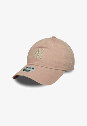 Rosa Stoff-Baseballmütze mit einem gestickten weißen New York Yankees-Logo. Verfügt über einen gebogenen Schirm und einen verstellbaren Riemen. Texturiertes Material.