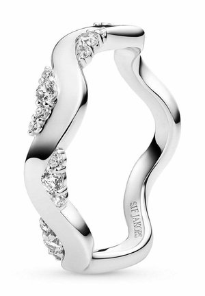 Sølv snoet båndring med grupper af små runde klare ædelstene sat langs kurverne, graveret med "SIF JAKOBS" indvendigt.