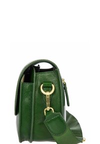 Sac à main en cuir vert avec une forme arrondie, doté de quincaillerie en ton doré et d'une bandoulière amovible. Texturé lisse avec un éclat subtil.