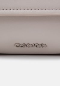 Calvin Klein UNISEX jasnoszary