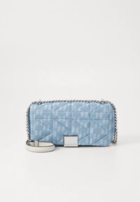 Quiltad blå denim axelväska med silverkedja som rem, med en rektangulär silverlogotyp och slät läderrem för handleden.