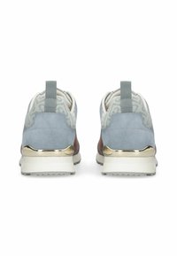 Baskets en daim bleu avec un dos à motifs, des accents dorés au talon et une semelle intermédiaire blanche. Équipées d'une languette pour un enfilage facile.