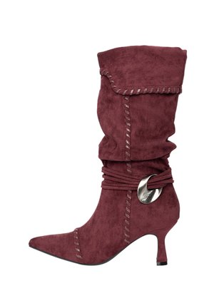 Botte haute jusqu'au genou en daim bordeaux avec bout pointu, design décontracté, détails tressés et un accent métallique circulaire sur le côté.