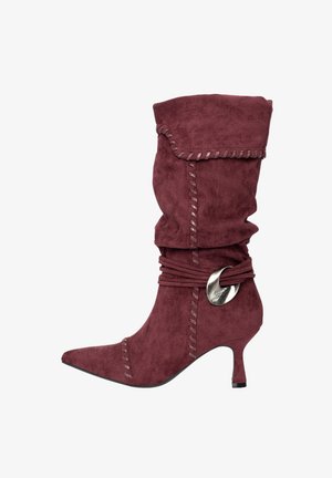 Zamszowy kozak za kolano w kolorze bordowym z noskiem w szpic, o luźnym kroju, plecionymi detalami i okrągłym metalowym akcentem po boku.