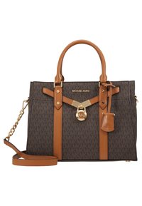 Sac à main marron Michael Kors avec motif signature MK, anses et bordure en cuir fauve, breloque cadenas dorée et bandoulière amovible avec détails en chaîne.