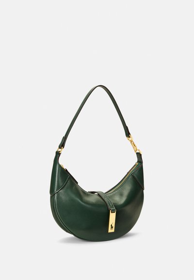 Geantă de umăr din piele verde închis, cu o formă curbată, având un fermoar aurit, accente aurii și un tag cu logo. Textură netedă, design minimalist.
