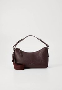 Geantă de mână din piele maro texturată, cu formă curbată, mâner scurt și curea detașabilă. Are un fermoar argintiu și detaliu cu logo.