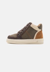 Bruna och beige läder hög-top sneakers med mockadetaljer, rund tå, snörning framtill och texturerad gummisula. Sytt detaljer syns.