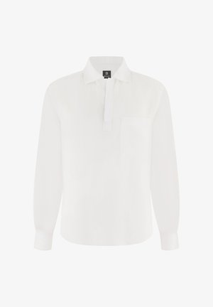 Hvid langærmet polo med krave, skjult knaplukning, brystlomme og knaplukning ved manchetter, vist på en ensfarvet baggrund.