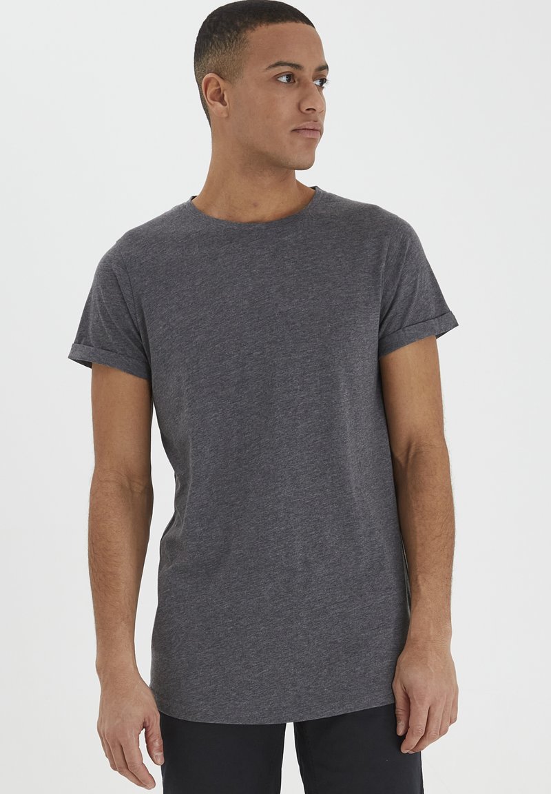 Grå bomulds T-shirt med rulleærmer, rund hals og afslappet pasform. Glat tekstur, letvægtsstof, velegnet til casual tøj.